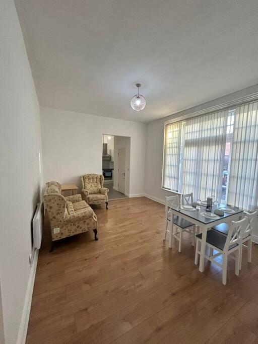 Leicester Spacious Flat With Free Parking エクステリア 写真
